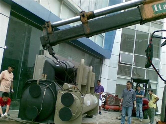 洛龙区随车吊和汽车吊的核心区别是什么？哪种更省钱？